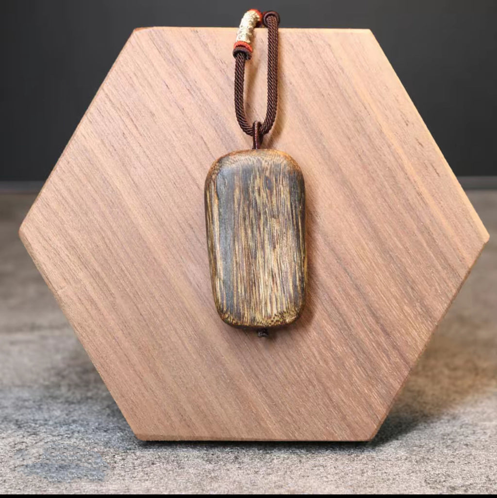 “Qia Si Daoshan” G-Grade Kynam Zen Pendant — Natural Form