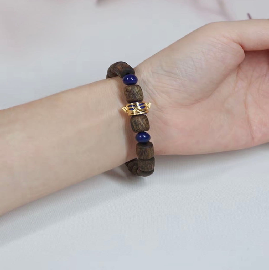 “Sanxingdui” S-Grade Green Kynam Bracelet — 8mm Sculpted Barrel Beads