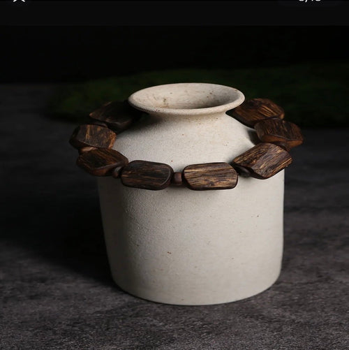 “Bu Ren Yuan” S-Grade Green Kynam Bracelet — Barrel-Cut Beads